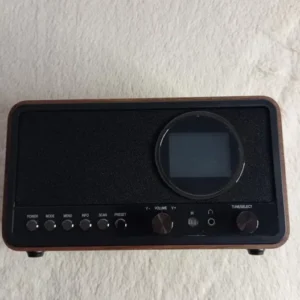 Radio, Bluetooth, budzik, aux